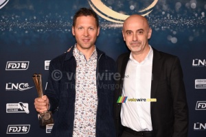 Julien Simon (TotalEnergies), vainqueur de la Coupe de France FDJ 2022, avec Xavier Jan, Président de la Ligue Nationale de Cyclisme (LNC) (1155x)